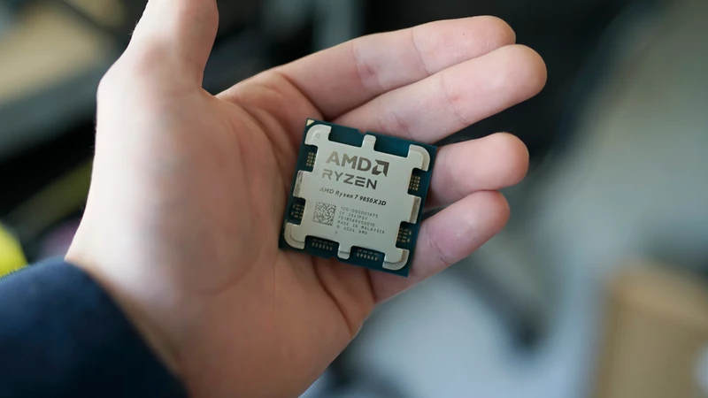 دستی که Ryzen 7 9850X3D را نگه داشته است.