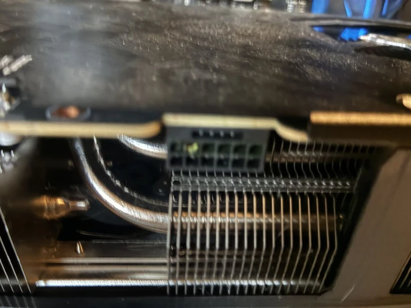 یک RTX 5090 پس از DLSS 5 که از بیماری ژنتیکی معروف به ذوب شدن کانکتور ۱۶ پین خود رنج می‌برد