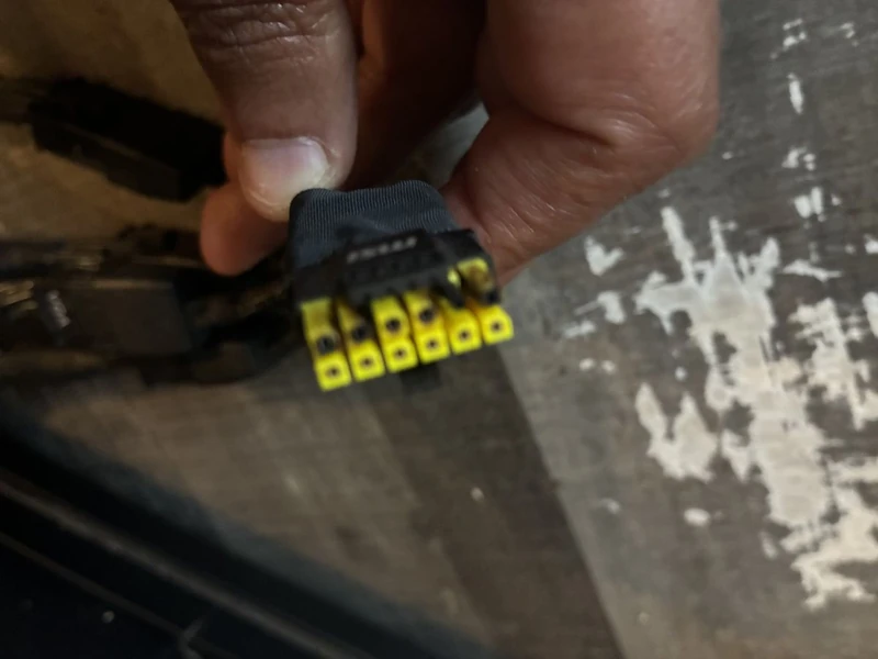 یک RTX 5090 پس از DLSS 5 که از بیماری ژنتیکی معروف به ذوب شدن کانکتور ۱۶ پین خود رنج می‌برد