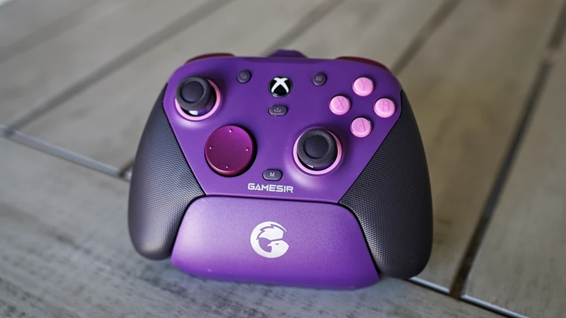 کنترلر GameSir G7 Pro روی میز قرار گرفته است.