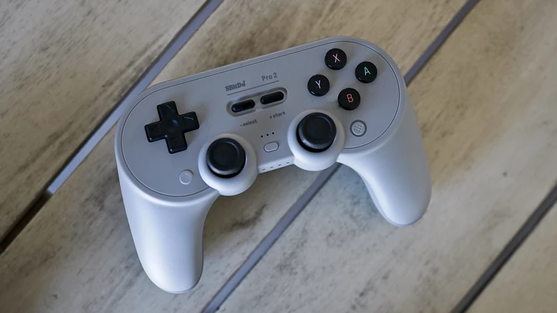 کنترلر 8BitDo Pro 2 روی میز قرار گرفته است.