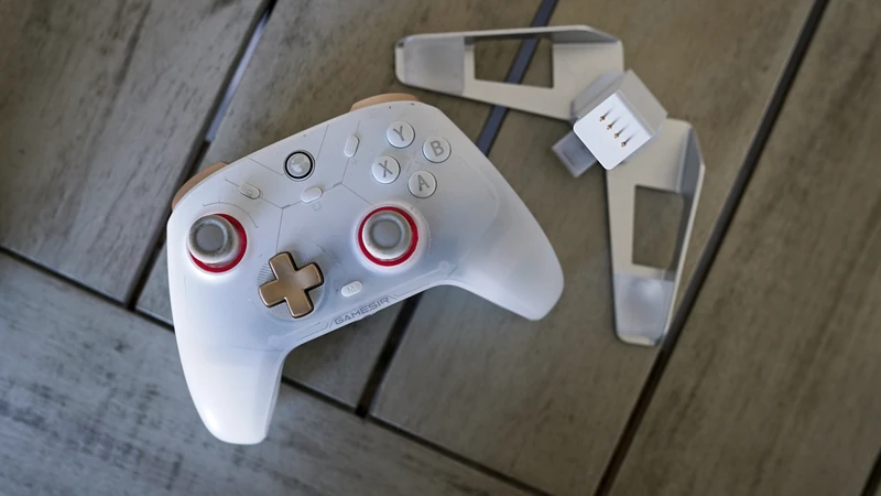 کنترلر GameSir Cyclone V2 روی میز قرار گرفته است.